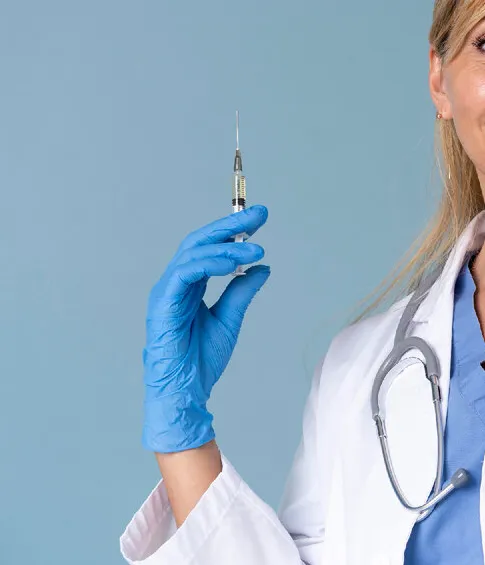 Врач держит шприц